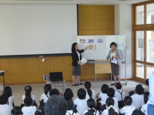 津田学園小学校４年生授業風景（担当講師：林恵美子部会長、加藤知永子理事）