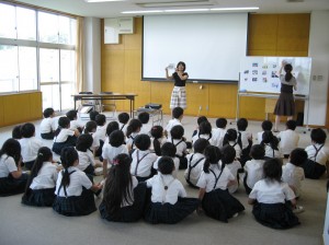 ３年生授業風景（担当講師：山路りか税制委員長、水越理恵理事）